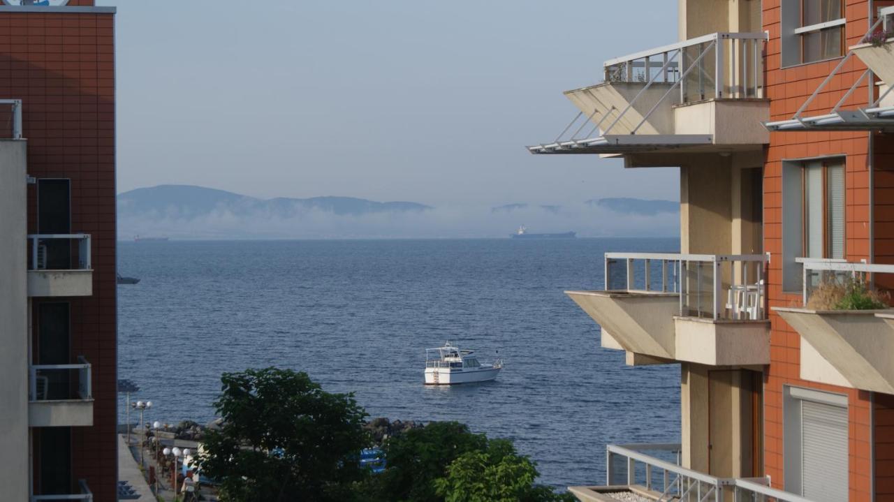 Cozy Apartment With Sea View And Free Parking Pomorie Exteriör bild